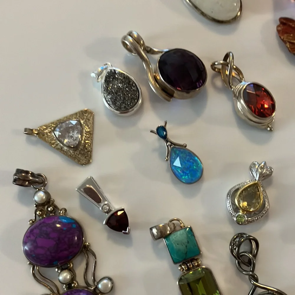 Beautiful 46 piece lot of ladies, assorted pendants/charms plus angel - Picture 4 of 11